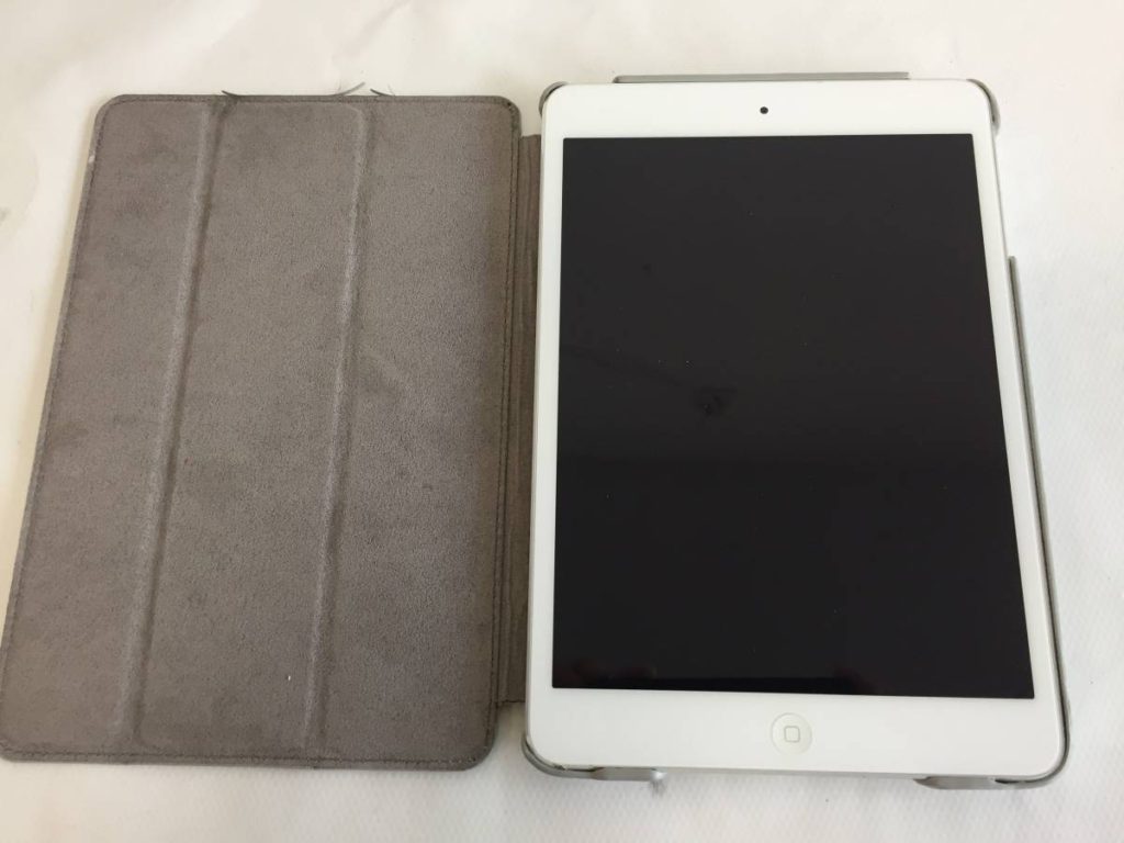 iPad miniモデル A1489 ME279J/A 16GB シルバー カバー付 タブレット Apple